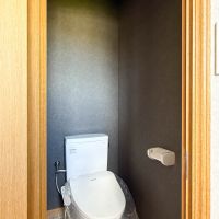 横浜市港北区日吉の賃貸物件/玄関脇洋室内に設置されたトイレ。新しくてきれい