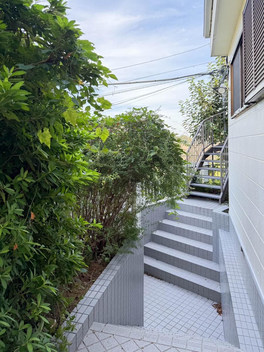 横浜市港北区日吉の賃貸物件/おまけのテラスに行くには、一度玄関を出て、アパート側の階段をあがります