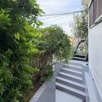 横浜市港北区日吉の賃貸物件/おまけのテラスに行くには、一度玄関を出て、アパート側の階段をあがります