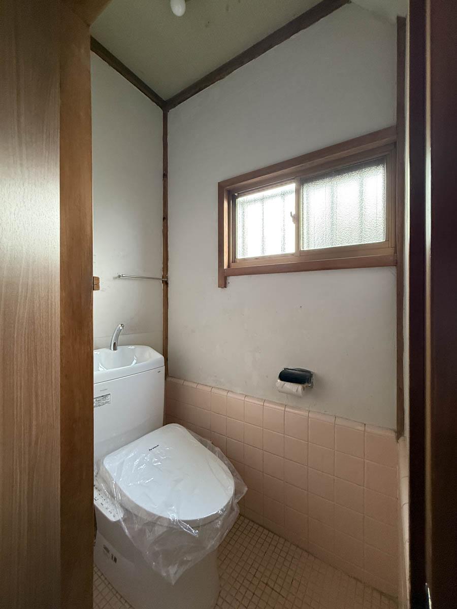 横浜市港北区日吉の賃貸物件/リビング脇にあるトイレは便器は新しいですが、部屋の中はレトロなまま（もう一つのトイレは全体的にきれいです）
