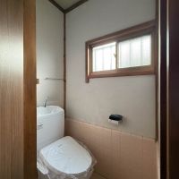 横浜市港北区日吉の賃貸物件/リビング脇にあるトイレは便器は新しいですが、部屋の中はレトロなまま（もう一つのトイレは全体的にきれいです）