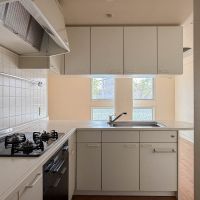 世田谷区代田の賃貸物件/キッチンはL字型で作業スペースが広くていい