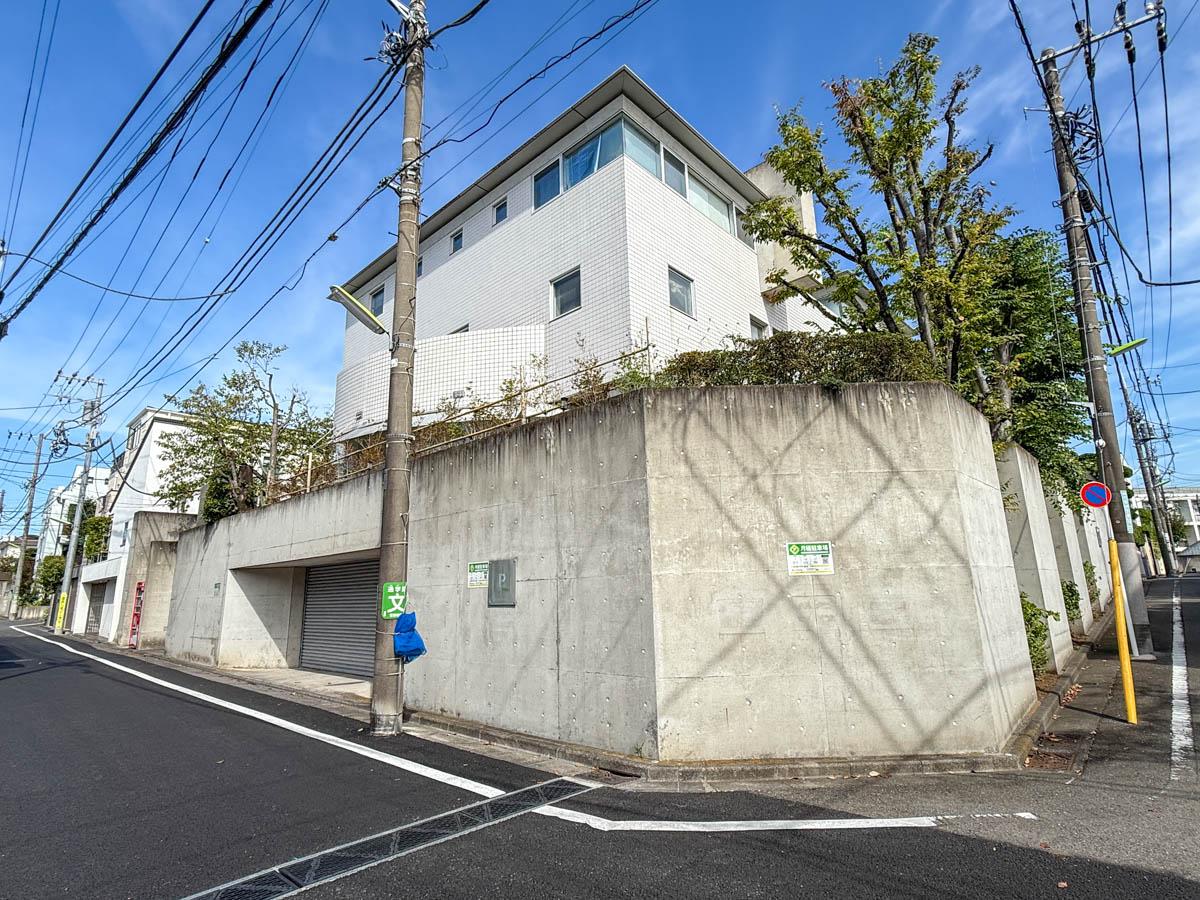 世田谷区代田の賃貸物件/コンクリートの基礎の上に建つかたちが城のよう。駐車場はシャッター付き