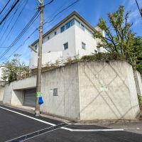 世田谷区代田の賃貸物件/コンクリートの基礎の上に建つかたちが城のよう。駐車場はシャッター付き