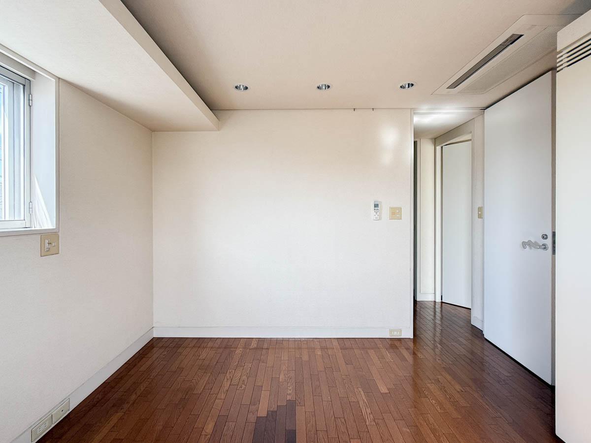 世田谷区代田の賃貸物件/南西洋室。エアコンは天井埋込型ですっきりとしたデザイン