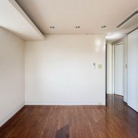 世田谷区代田の賃貸物件/南西洋室。エアコンは天井埋込型ですっきりとしたデザイン