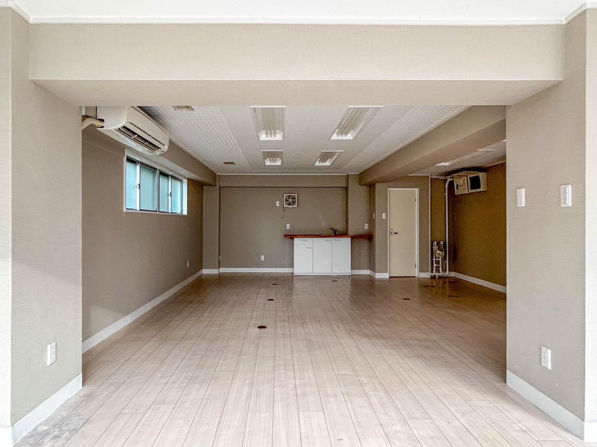 中野区南台の賃貸物件/部屋の奥にミニキッチンとトイレがあります