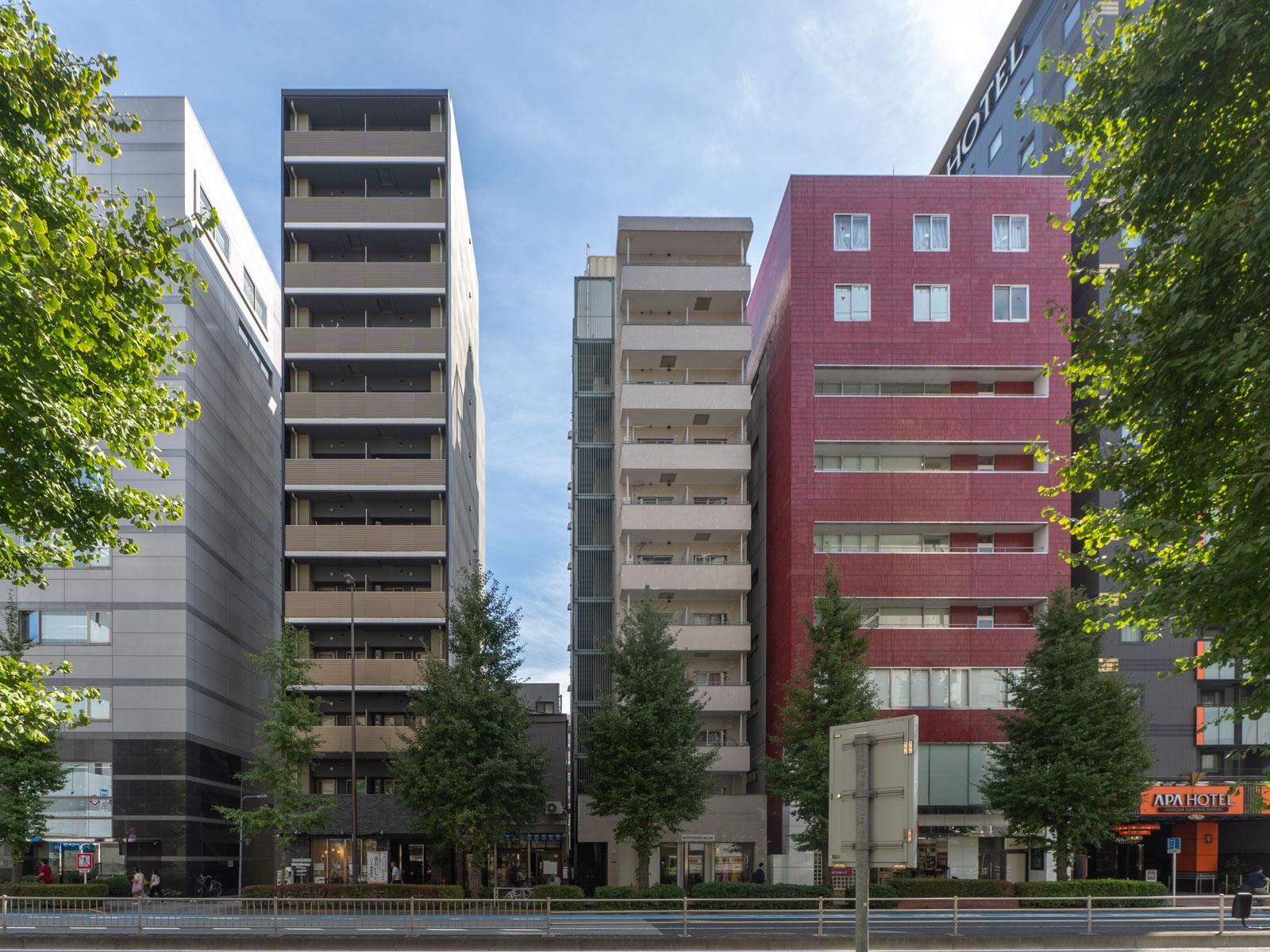 台東区蔵前の売買物件/マンション外観。真ん中の細長い建物です。