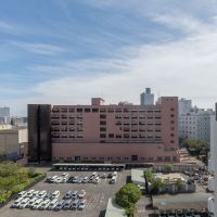 台東区蔵前の売買物件/バルコニー正面が駐車場のため視界が抜けています。その奥にあるのは水道局