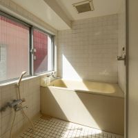 台東区蔵前の売買物件/光の差し込みが美しい浴室。改装後も浴室はこの位置のままが良いかもしれませんね