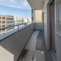 台東区蔵前の売買物件/1102号室側には細長いベランダがあります