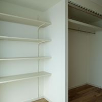 渋谷区代々木の賃貸物件/収納スペース。持ちすぎない暮らしを支えてくれる。クローゼット部分はロールスクリーン付き