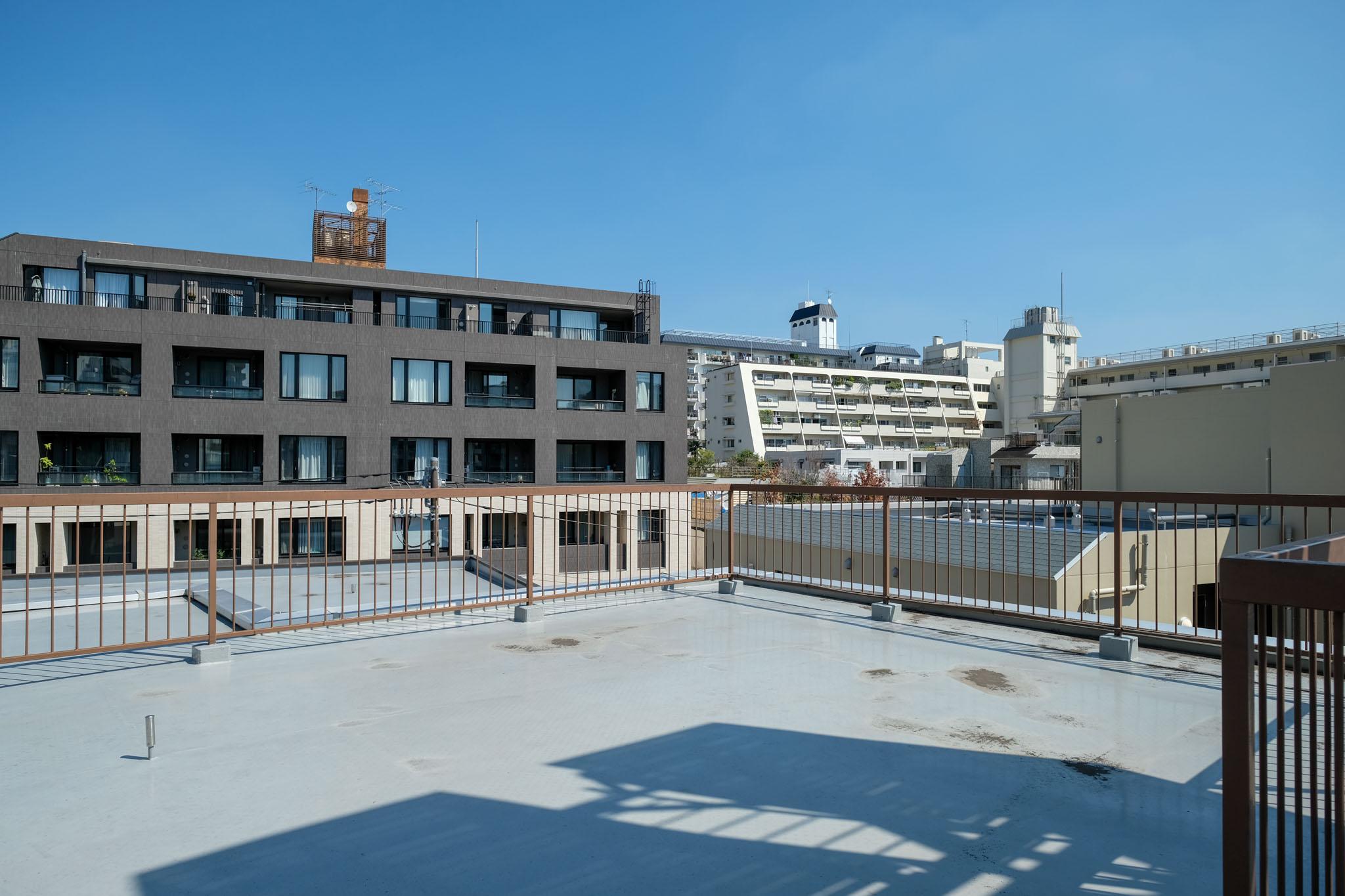 渋谷区代々木の賃貸物件/4階まで階段を上った先の屋上。都心の空が近く、視線が抜ける開放感が楽しめる