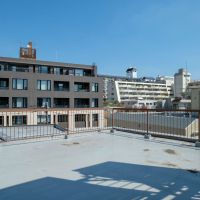 渋谷区代々木の賃貸物件/4階まで階段を上った先の屋上。都心の空が近く、視線が抜ける開放感が楽しめる