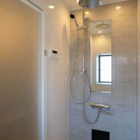 渋谷区代々木の賃貸物件/潔く浴槽はなし。レインシャワーが一日の疲れを癒してくれる