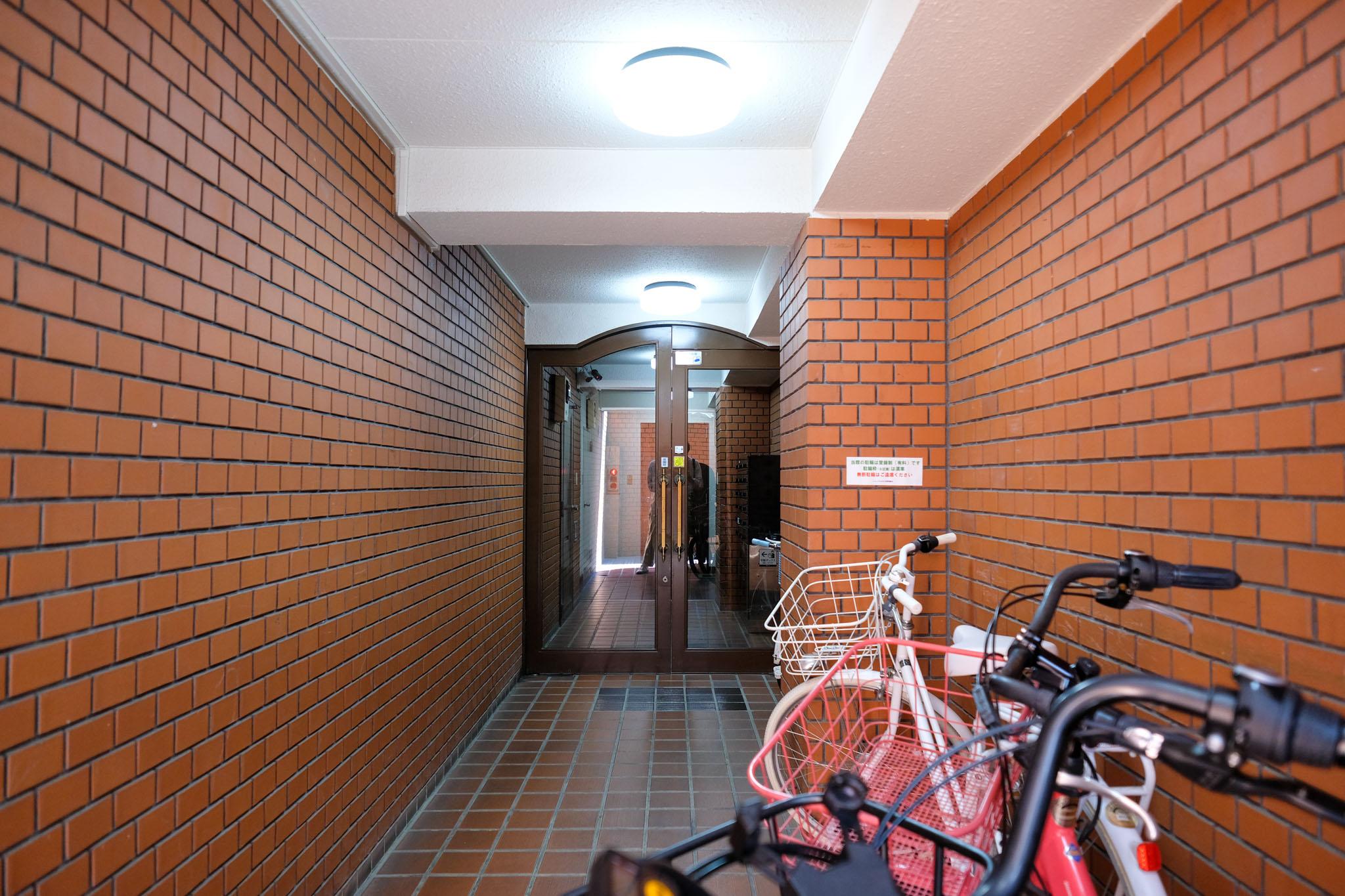 渋谷区代々木の賃貸物件/エントランス。脇を駐輪スペースとして活用