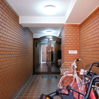 渋谷区代々木の賃貸物件/エントランス。脇を駐輪スペースとして活用