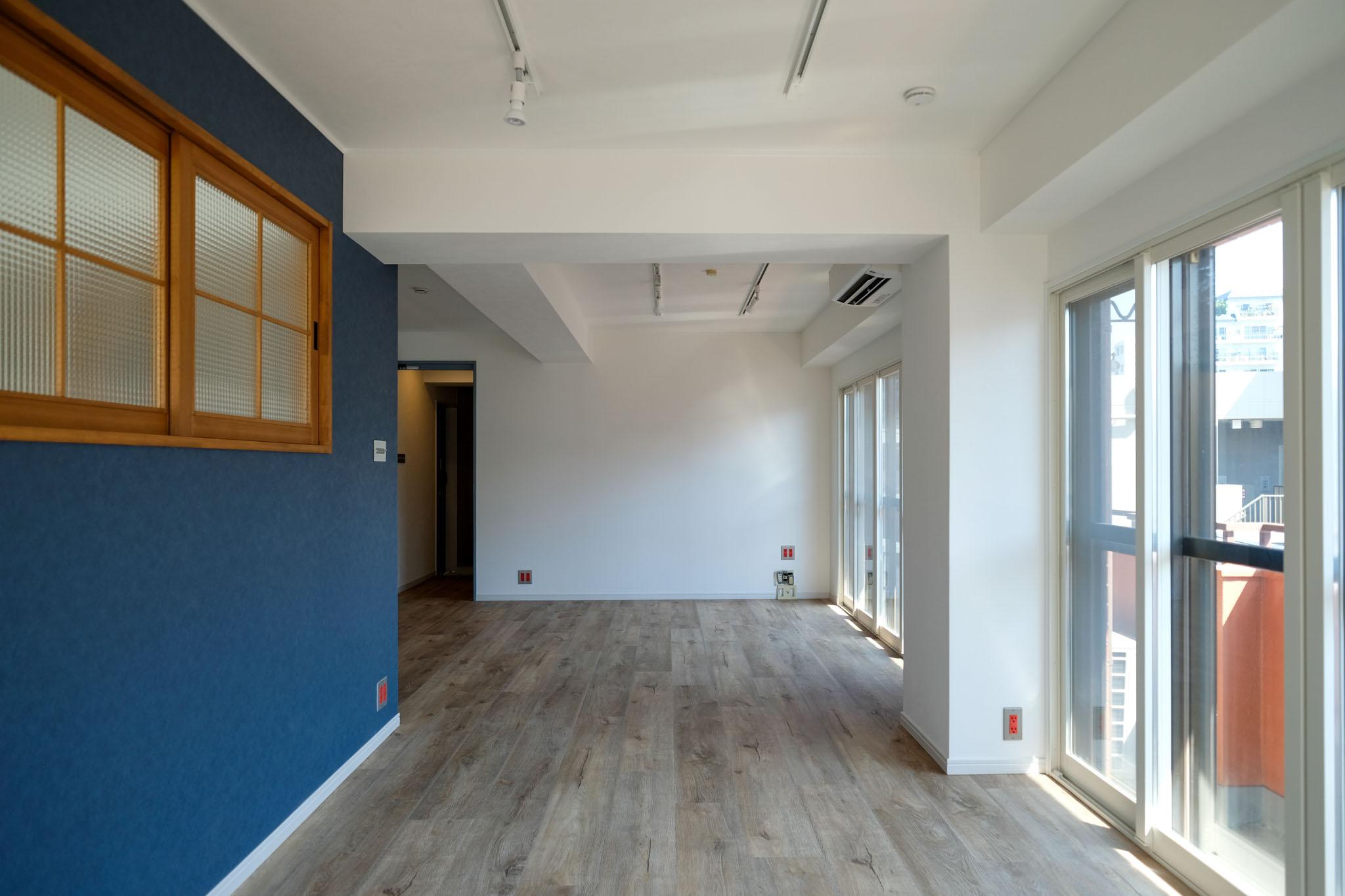 渋谷区代々木の賃貸物件/南東向き、最上階角部屋。至る所から光が差し込む、開放的な空間。室内窓が光と風の通り道をつくる