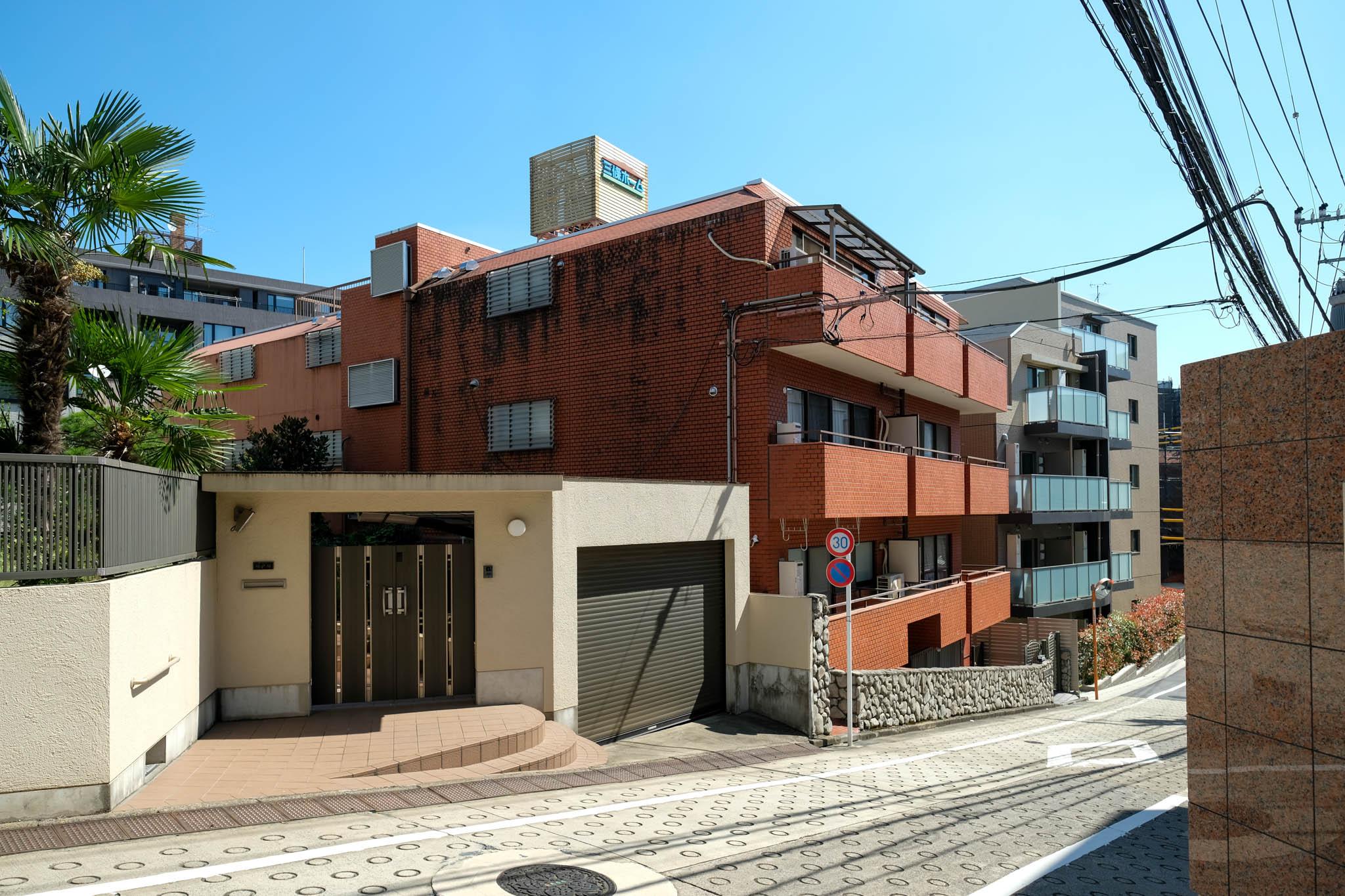 渋谷区代々木の賃貸物件/タイルが印象的な外観。静かな住宅街に佇む1979年築のレトロマンション