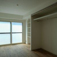 渋谷区代々木の賃貸物件/掃き出し窓に沿ってダブルベッドを水平に置ける設計。趣味のスペースとしても使える余白がある