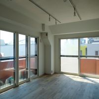 渋谷区代々木の賃貸物件/日中は照明をつける必要がないほどの明るさ。窓から差し込む陽光が、この立地では特別に感じられ
