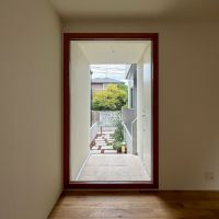 世田谷区経堂の売買物件/きれいなアプローチが眺められる大きなFIX窓