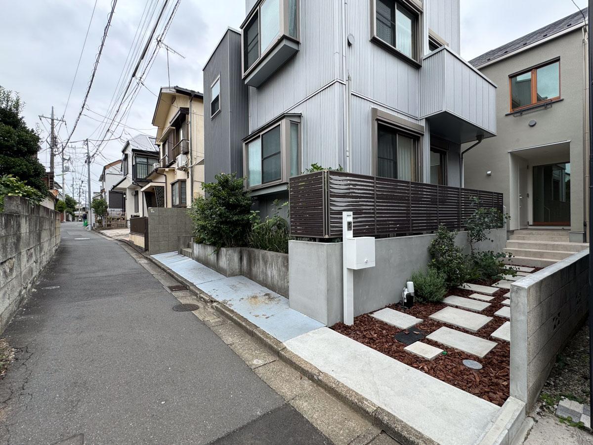 世田谷区経堂の売買物件/建物付近はあまり車が通らない、静かな住宅街