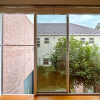 世田谷区成城の賃貸物件/2階：掃き出し窓の手すりは、胸くらいの高さに一本入っているだけ。危ないのでお子様と暮らす場合は、開けない方がよさそうです