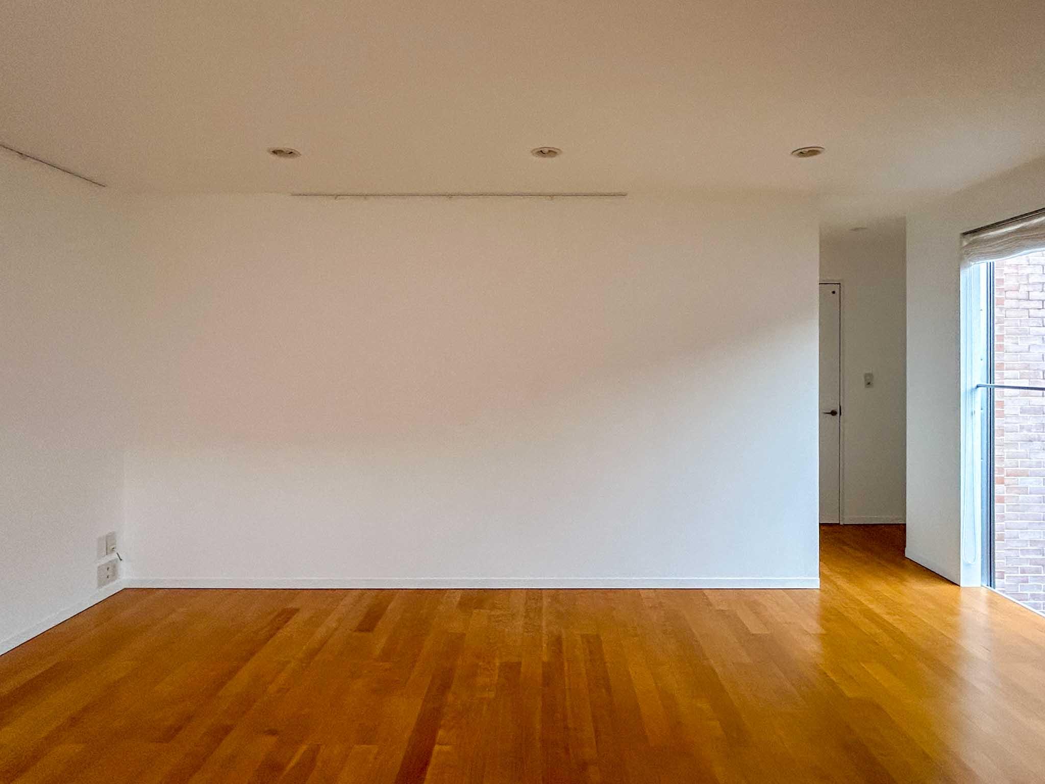 世田谷区成城の賃貸物件/2階：白い塗装壁にはピクチャーレールが設置済み。お気に入りのアートを飾りたくなります