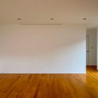 世田谷区成城の賃貸物件/2階：白い塗装壁にはピクチャーレールが設置済み。お気に入りのアートを飾りたくなります
