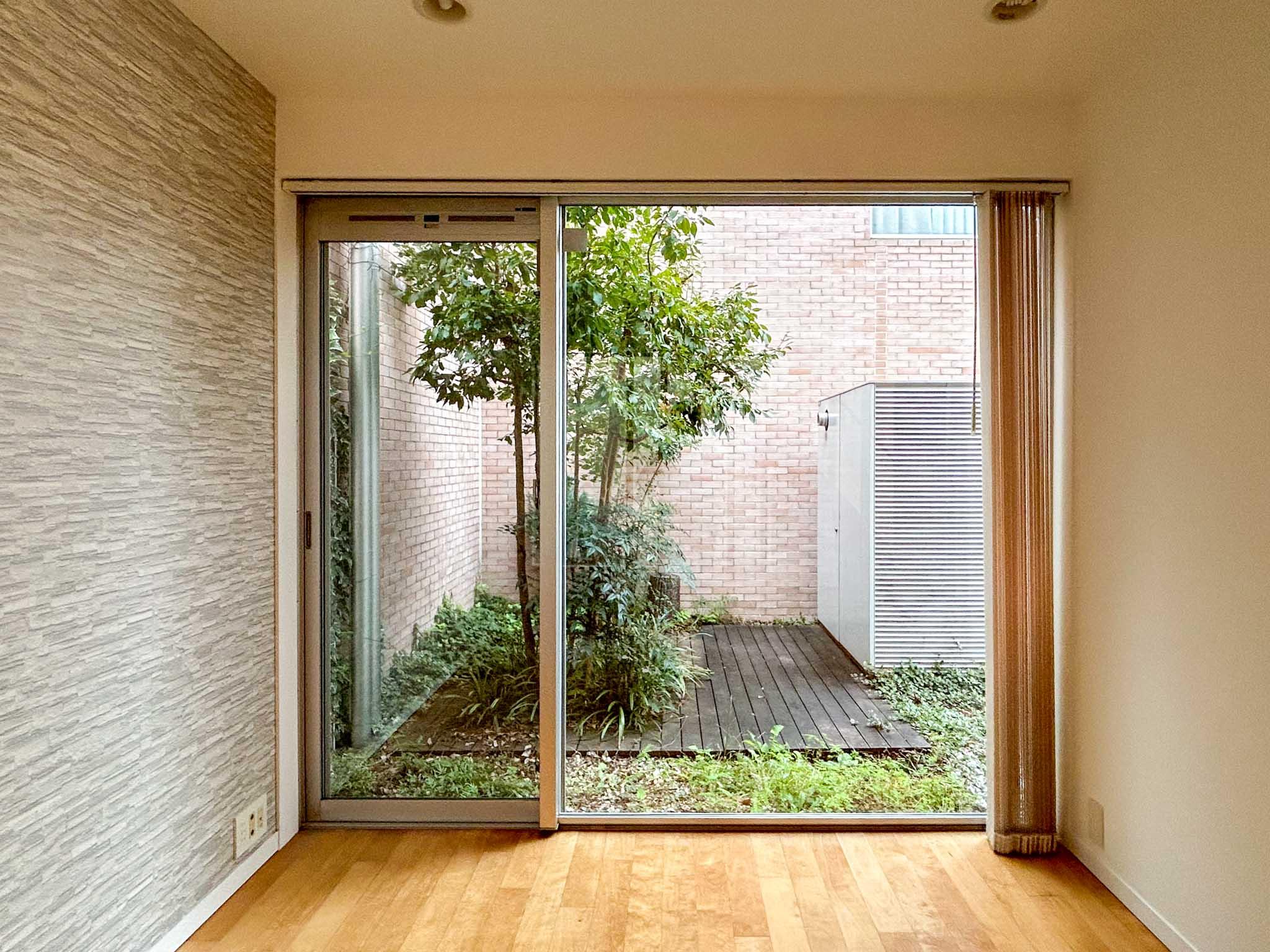 世田谷区成城の賃貸物件/1階：フリールーム。デッキテラスつき