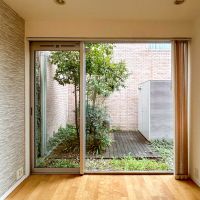 世田谷区成城の賃貸物件/1階：フリールーム。デッキテラスつき
