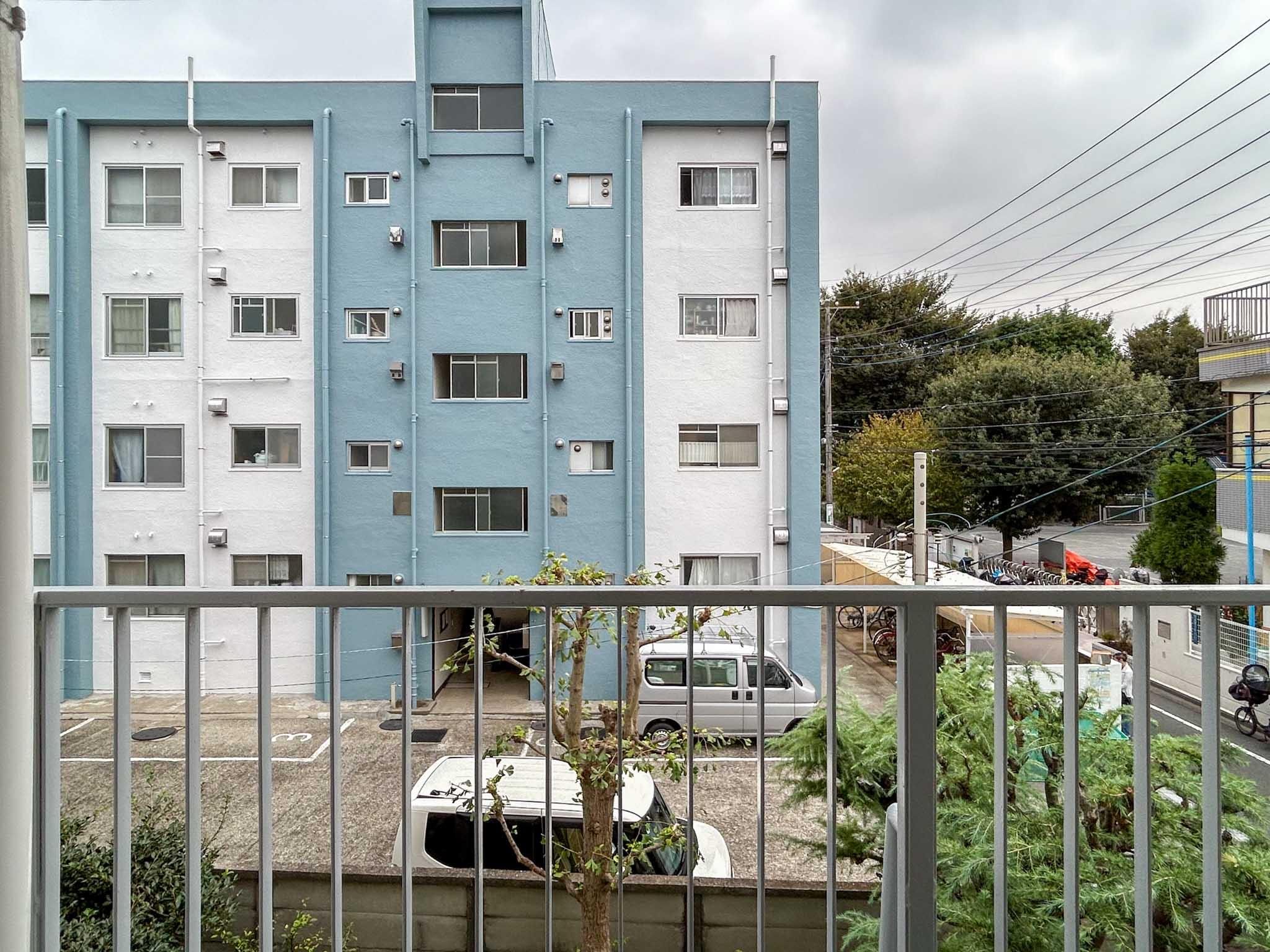 三鷹市下連雀の賃貸物件/ベランダからの景色。向かって右奥に幼稚園があります