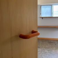 三鷹市下連雀の賃貸物件/開き戸の取っ手もポップな色合いでかわいい