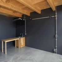 長野市大字稲葉の賃貸物件/1階は土間敷きになっていてアトリエ使いに嬉しいかたち。シンクと、可動式の作業台・IHコンロが置かれています