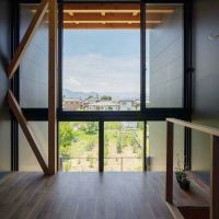 長野市大字稲葉の賃貸物件/2階は天井高はあるのが気持ちいい。階段上の吹き抜け部分含めて約8.8帖。寝室にするのに程よい広さ