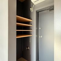 長野市大字稲葉の賃貸物件/勝手口の脇に冷蔵庫置き場。またエアコンも目立たない場所に設置されている