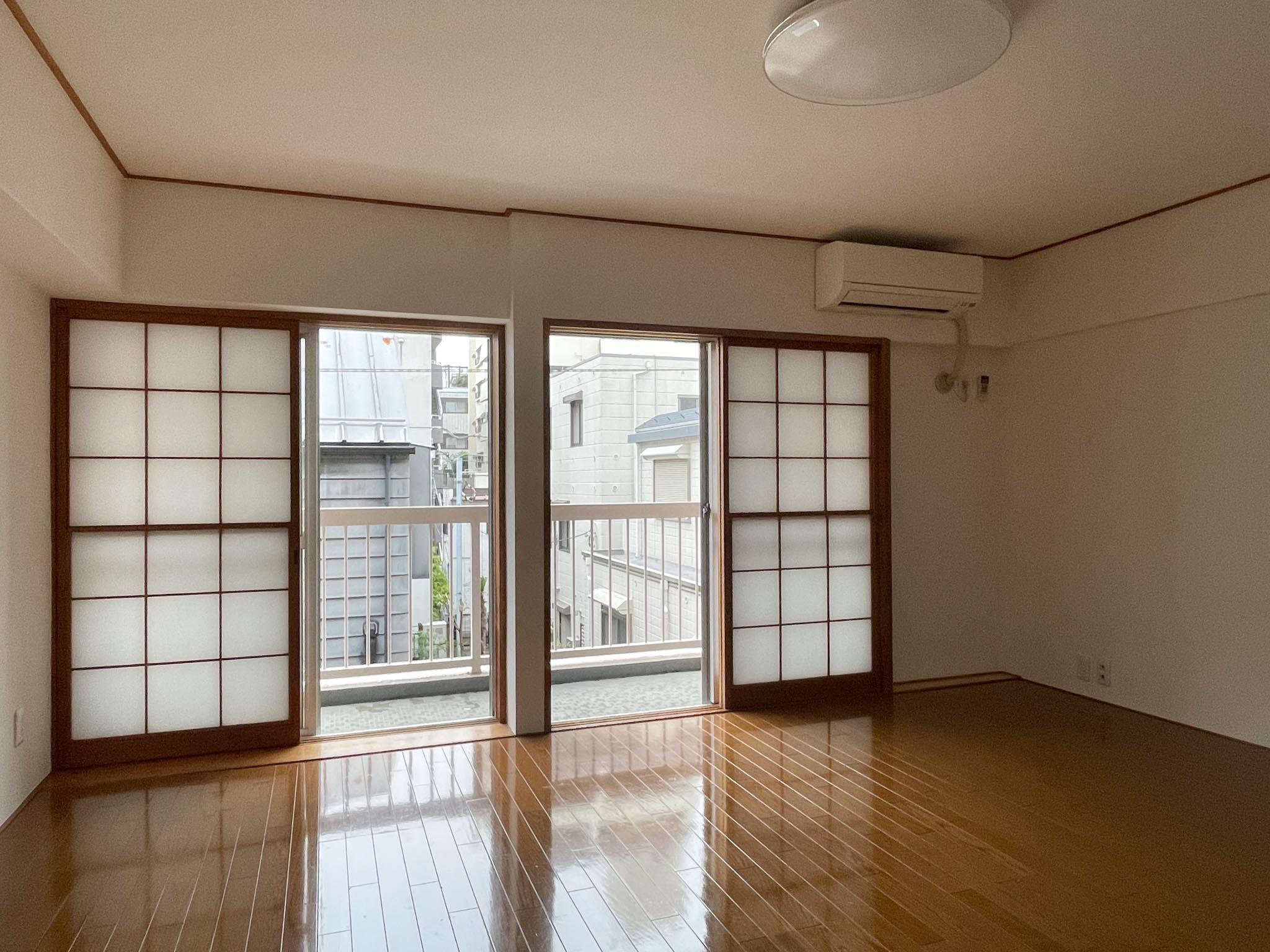 中野区東中野の賃貸物件/カーテンレールは設置されておらず、障子が備え付けられているリビング