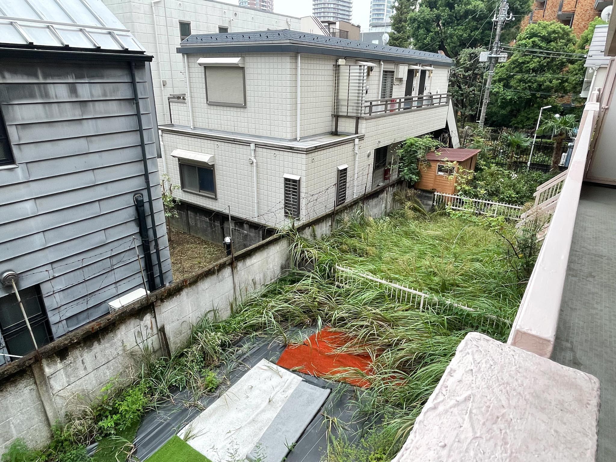 中野区東中野の賃貸物件/ベランダから見下ろすと、1階の区画の庭が見えます