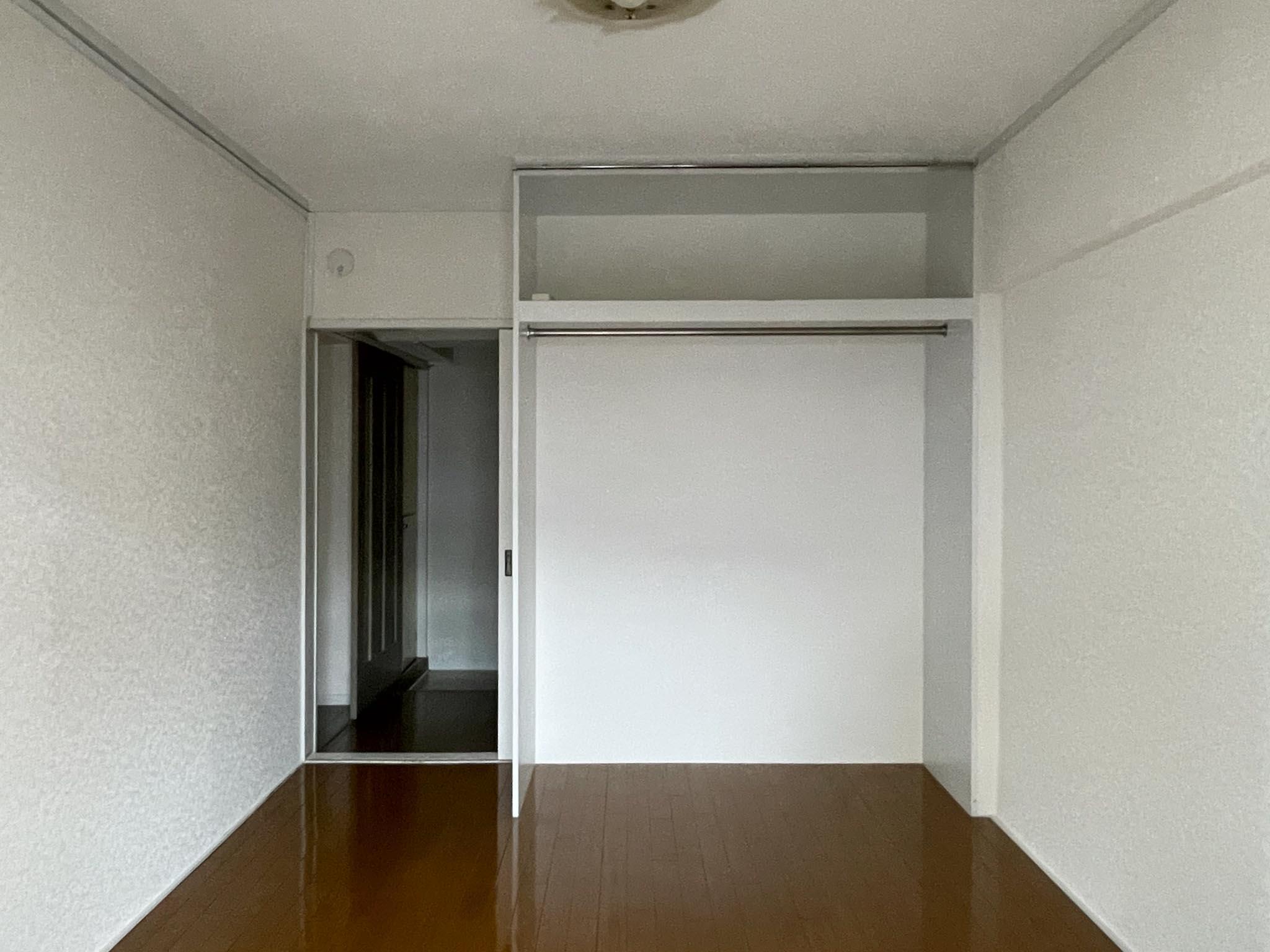 中野区東中野の賃貸物件/リビング横の洋室：収納はオープンクローゼットです