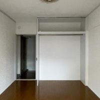 中野区東中野の賃貸物件/リビング横の洋室：収納はオープンクローゼットです