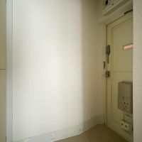 中野区東中野の賃貸物件/玄関。ドアの正面に靴箱があります