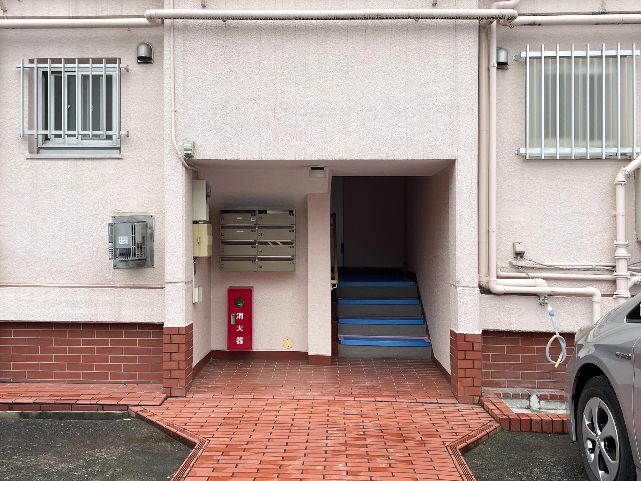 中野区東中野の賃貸物件/階段を上がって部屋に向かいます。天井が低いので頭上注意です