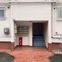 中野区東中野の賃貸物件/階段を上がって部屋に向かいます。天井が低いので頭上注意です