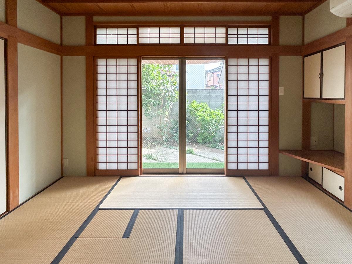 世田谷区砧の賃貸物件/１階和室。窓の先には専有庭があります。