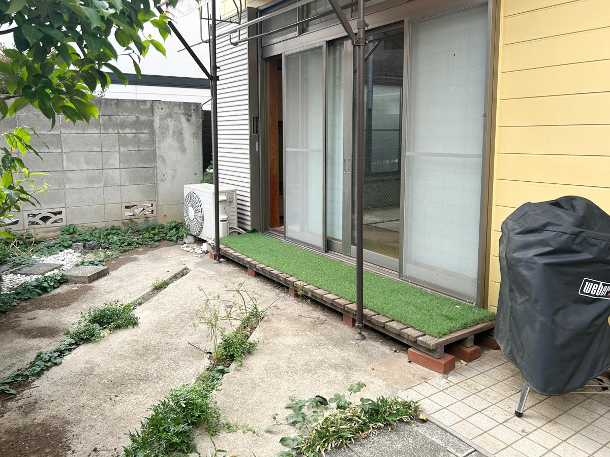 世田谷区砧の賃貸物件/BBQやちょっとしたガーデニングなど。コンクリート部分が多いので、手入れもそこまで負担にならないのも嬉しいポイント