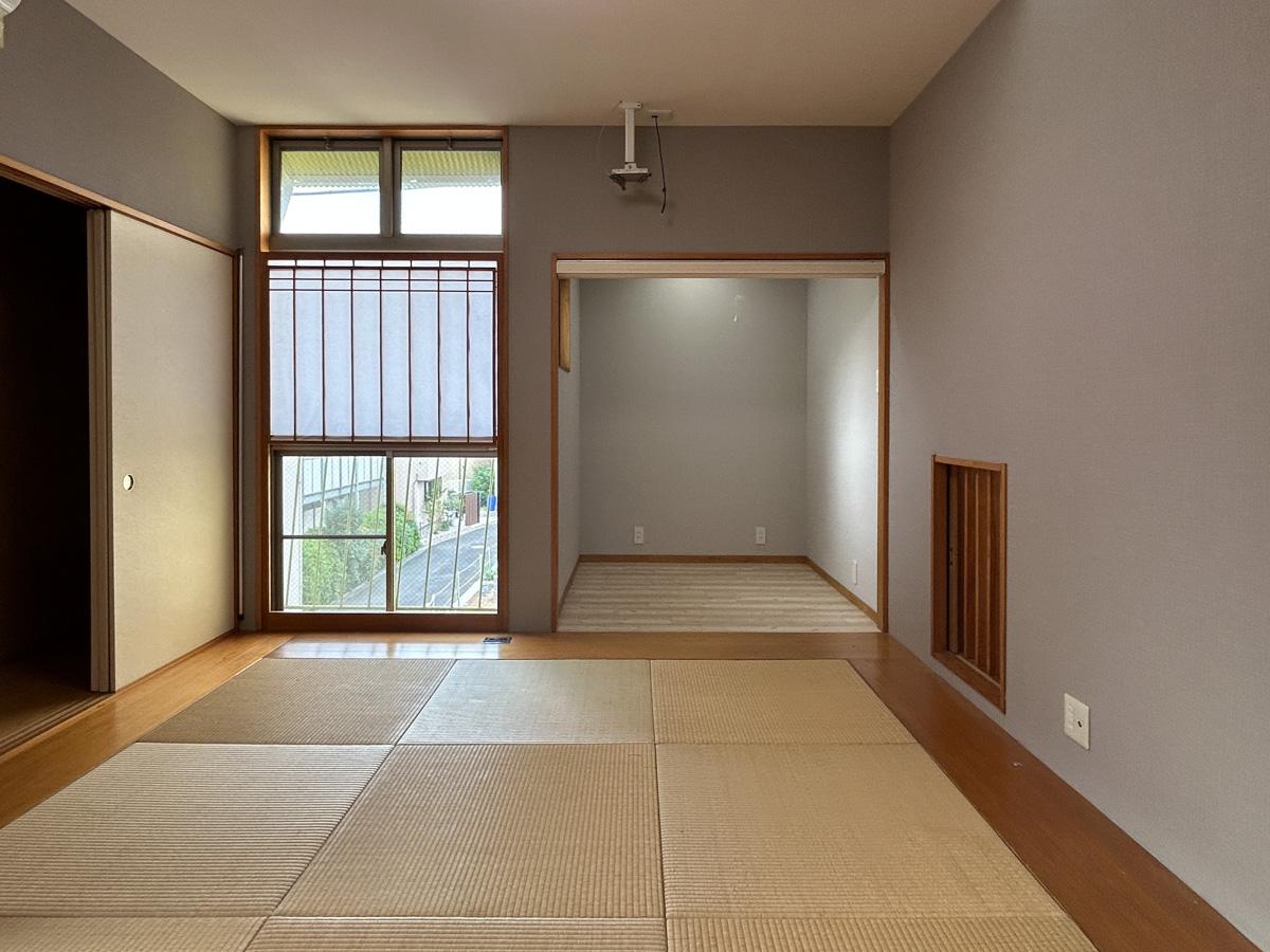 世田谷区砧の賃貸物件/２階和室。ロールカーテンを下げてプロジェクターの投影もできちゃいます。（残置物）