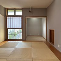 世田谷区砧の賃貸物件/２階和室。ロールカーテンを下げてプロジェクターの投影もできちゃいます。（残置物）