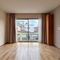 世田谷区砧の賃貸物件/２階洋室。ワイドな窓から光がしっかりと入ってきます。
