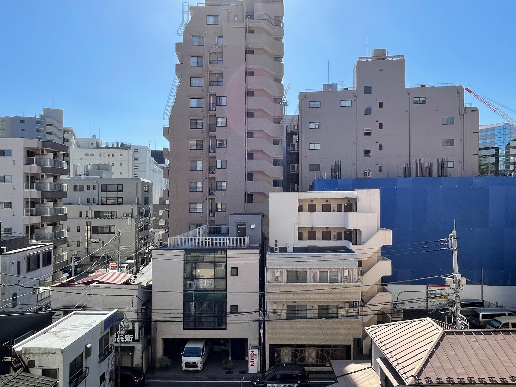 立川市高松町の賃貸物件/前の建物とは少し距離がありますが、時間帯によっては高い建物に日が遮られてしまいそうです。